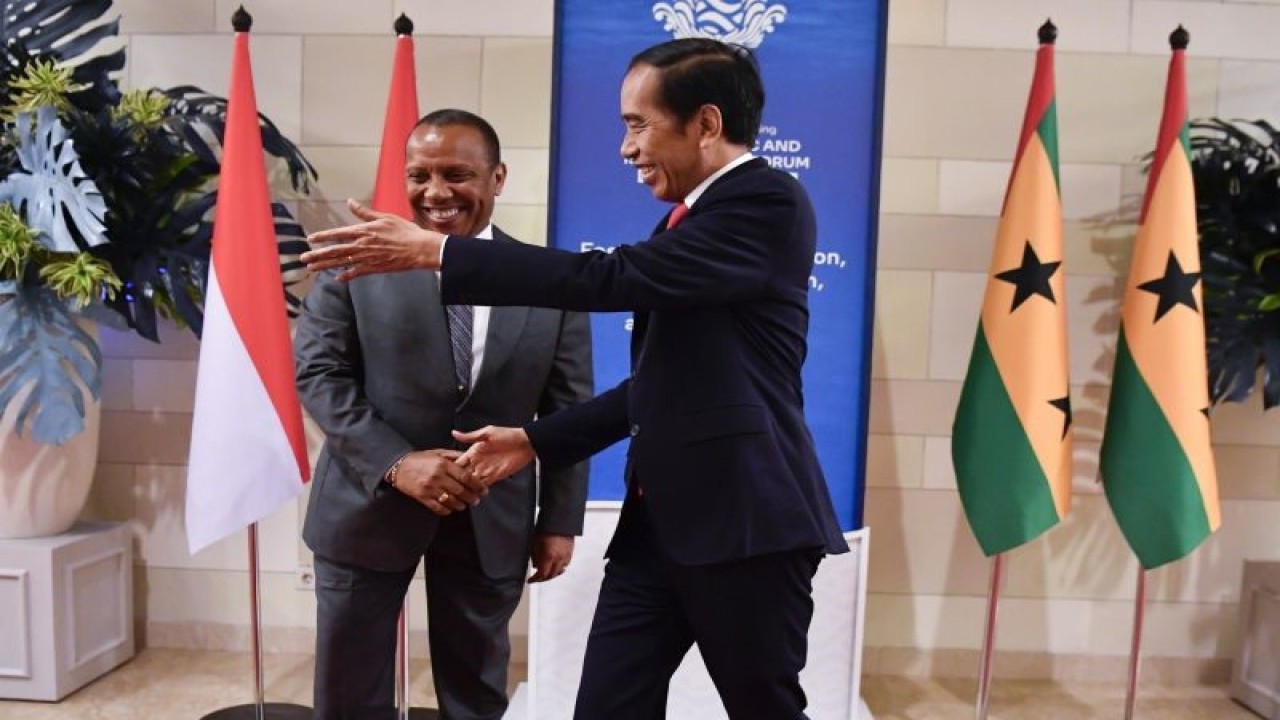 Presiden Joko Widodo (kanan) menyambut Perdana Menteri Sao Tome and Principe Patrice Trovoada (kiri) saat pertemuan bilateral KTT AIS Forum 2023 di Nusa Dua, Bali, Rabu (11/10/2023). ANTARA FOTO/Media Center KTT AIS Forum 2023/Jessica Wuysang/nym. (Jessica Wuysang/Jessica Wuysang)