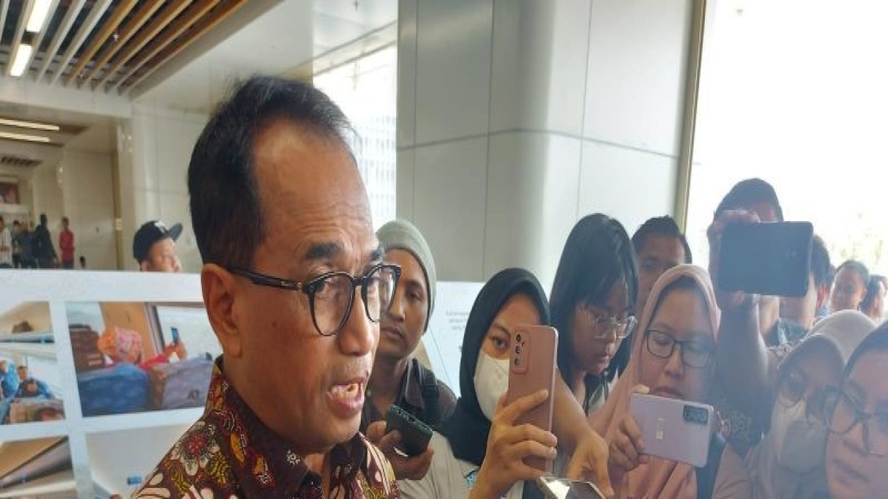 Menteri Perhubungan Budi Karya Sumadi ditemui di sela-sela peresmian kereta cepat Jakarta-Bandung atau Whoosh di Stasiun Halim, Jakarta Timur, pada Senin (2/10/2023). (ANTARA/Andi Firdaus)