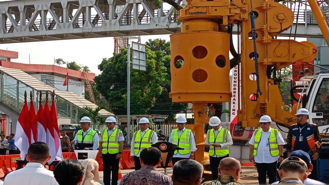 Menhub Budi Karya Sumadi (tengah) menghadiri acara peletakan batu pertama atau "groundbreaking" pembangunan Lintas Raya Terpadu (LRT) Jakarta Fase 1B rute Velodrome-Manggarai di kawasan Velodrome, Jakarta Timur, Senin (30/10/2023). ANTARA/Benardy Ferdiansyah