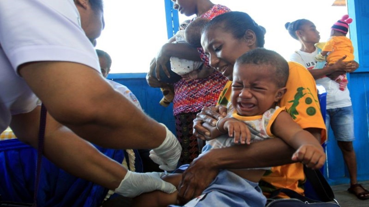 Arsip Foto- Petugas kesehatan melakukan imunisasi pada bayi di Posyandu Nuri, Kampung Ifar Besar, Kabupaten Jayapura, Selasa (12/9/2023). (ANTARA FOTO/Gusti Tanati/YU/nym)