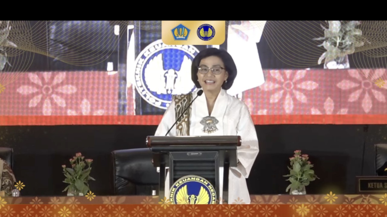 Menteri Keuangan Sri Mulyani memberikan sambutan dalam kegiatan Wisuda “Adiwiranama” Politeknik Keuangan Negara (PKN) STAN 2023 di Jakarta, Kamis (5/10/2023). (ANTARA/Imamatul Silfia)