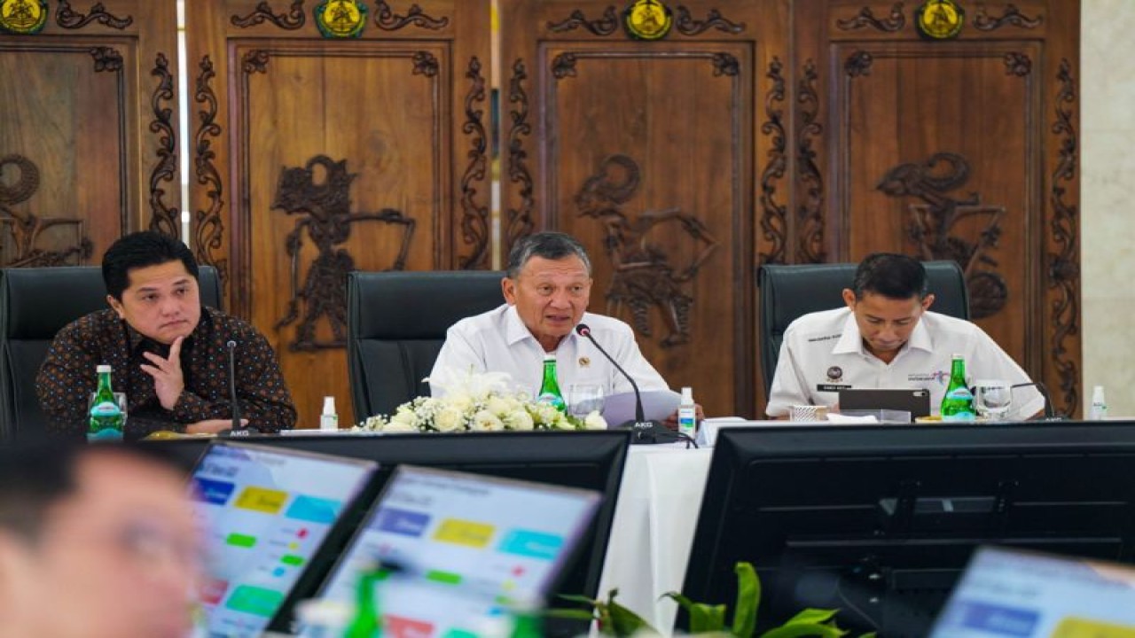 Menko Marves ad-interim Erick Thohir (kiri), Menteri ESDM Arifin Tasrif (tengah), dan Menteri Pariwisata dan Ekonomi Kreatif Sandiaga Uno (kanan), saat rapat koordinasi dalam rangka monitoring dan evaluasi progres dan capaian serta kendala dalam pelaksanaan enam kelompok pembangunan triwulan III 2023 di Kantor Kementerian ESDM, Jakarta, Senin (30/10/2023). ANTARA/HO-Humas Kementerian ESDM