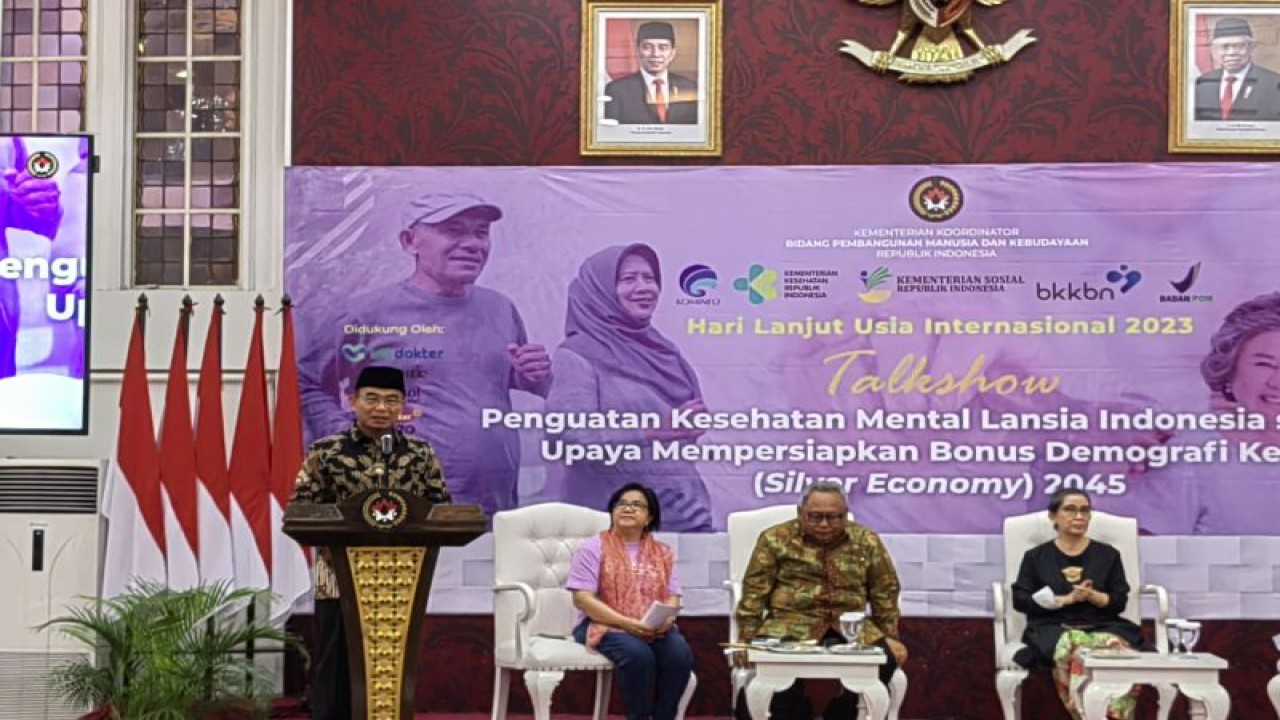Menteri Koordinator Bidang Pembangunan Manusia dan Kebudayaan Muhadjir Effendy memberikan pengarahan pada acara peringatan Hari Lansia Internasional di Kantor Kemenko PMK, Jakarta, Jumat (20/10/2023). (ANTARA/Asep Firmansyah)