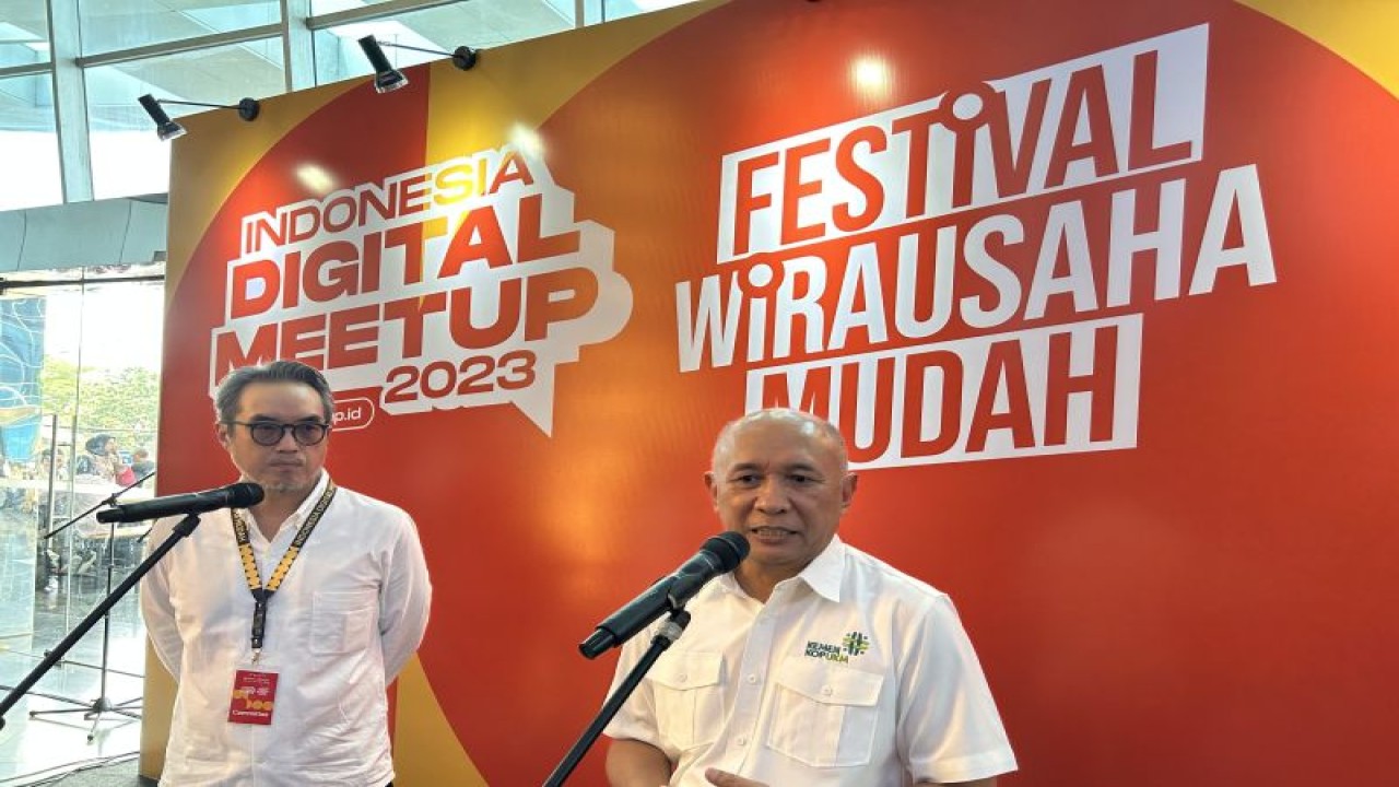 Menteri Koperasi dan UKM Teten Masduki (kanan) saat konferensi pers dalam acara Indonesia Digital MeetUp (IDM23) di Jakata, Kamis (5/10/2023). ANTARA/Kuntum Riswan.