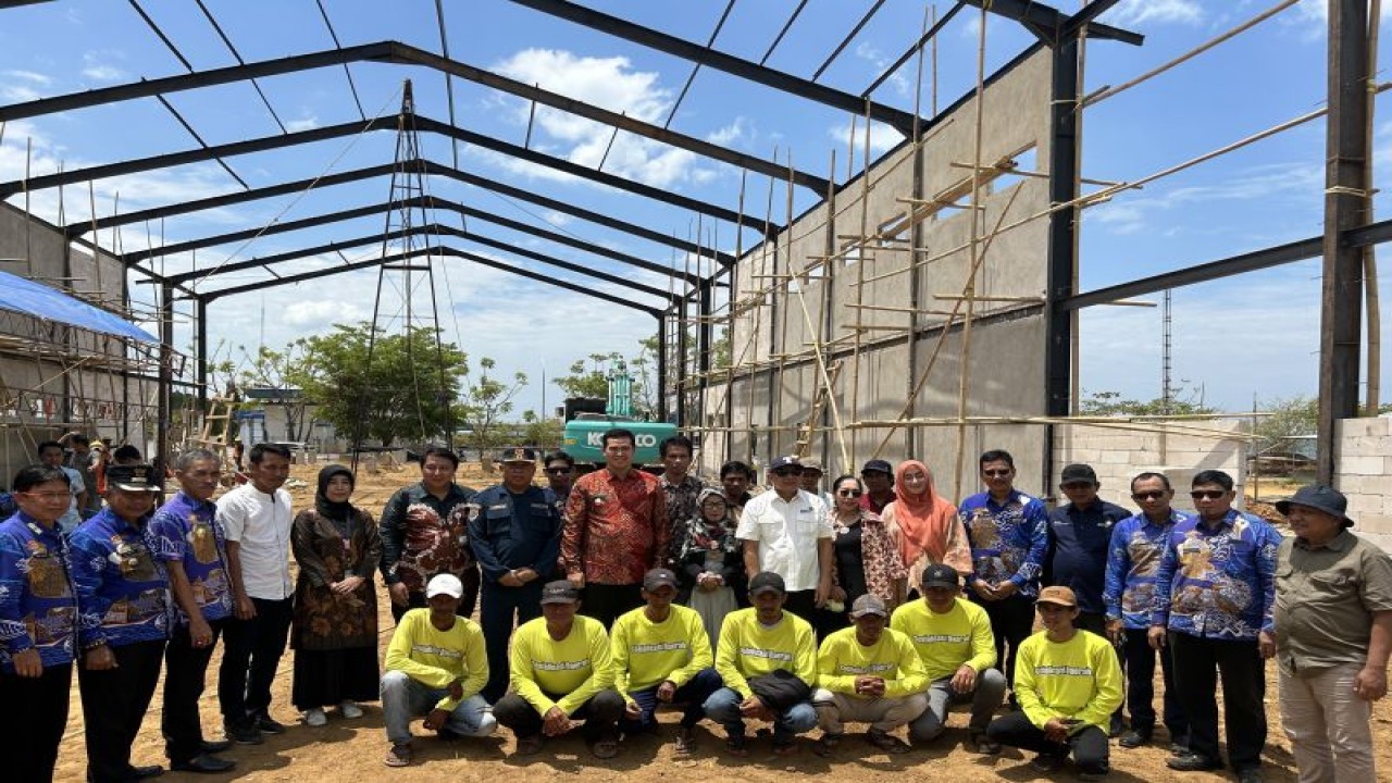 Menteri Koperasi dan UKM (MenKopUKM) Teten Masduki berfoto bersama petani garama saat meninjau pembangunan Rumah Produksi Bersama di Kabupaten Pangkajene dan Kepulauan, Sulawesi Selatan, Kamis (19/10/2023). ANTARA/Kuntum Riswan.