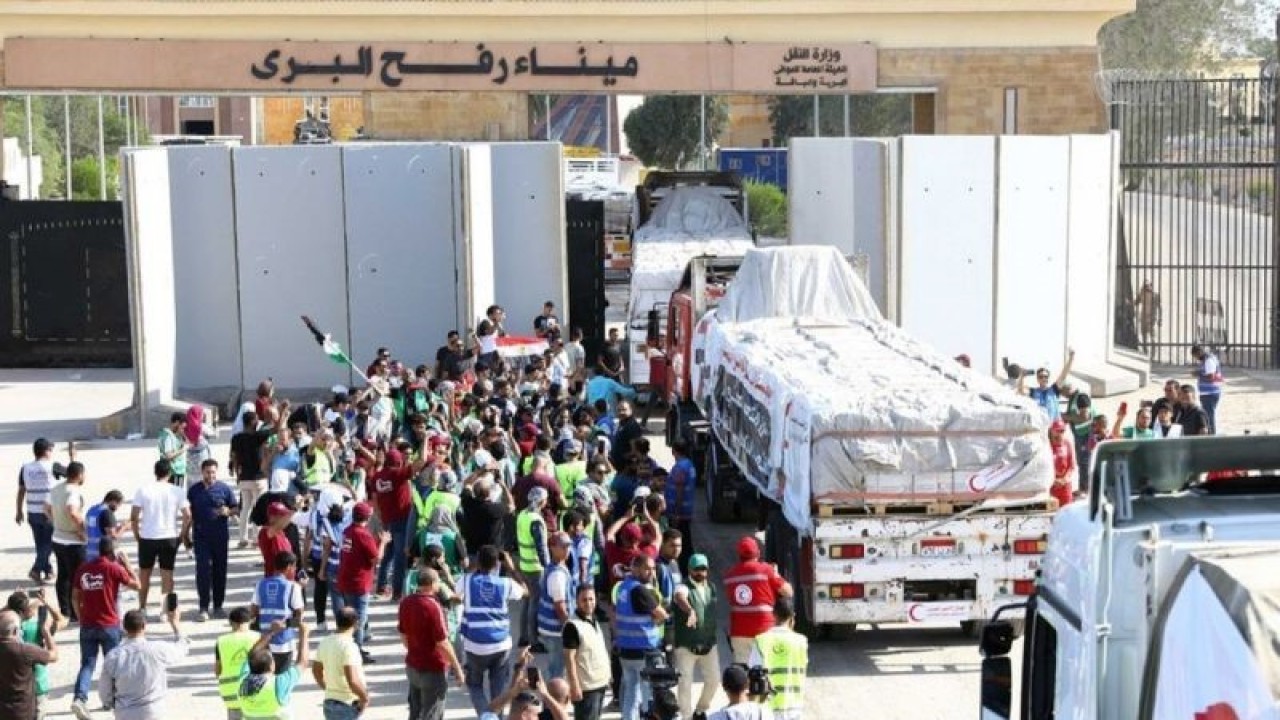 Truk-truk pengangkut bantuan kemanusiaan memasuki Gaza dari titik penyeberangan pada perbatasan Gaza-Mesir di Rafah, Mesir, Sabtu (21/10/2023). ANTARA/Xinhua/Ahmed Gomaa/tm/am.