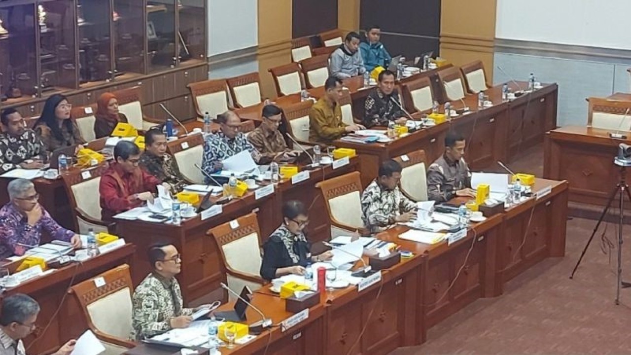 Menteri Luar Negeri Republik Indonesia (Kemlu RI) Retno Marsudi (depan tengah) berbicara dalam Rapat Kemlu RI dengan Komisi 1 DPR terkait ratifikasi konvensi pelarangan senjata nuklir, di Jakarta, Senin (2/10/2023). (ANTARA/Katriana)