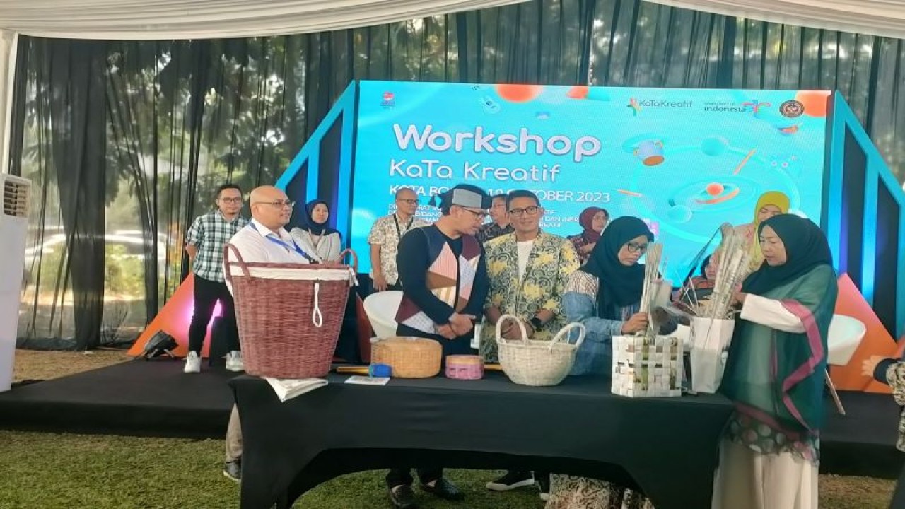 Menparekraf Sandia Salahuddin Uno (ketiga dari kiri) bersama Wali Kota Bogor Bima Arya (kedua dari kiri) dalam acara Workshop Kata Kreatif di Bogor Creative Center (BCC), Kota Bogor, Jawa Barat Kamis, (19/10/2023). (ANTARA/Linna Susanti)