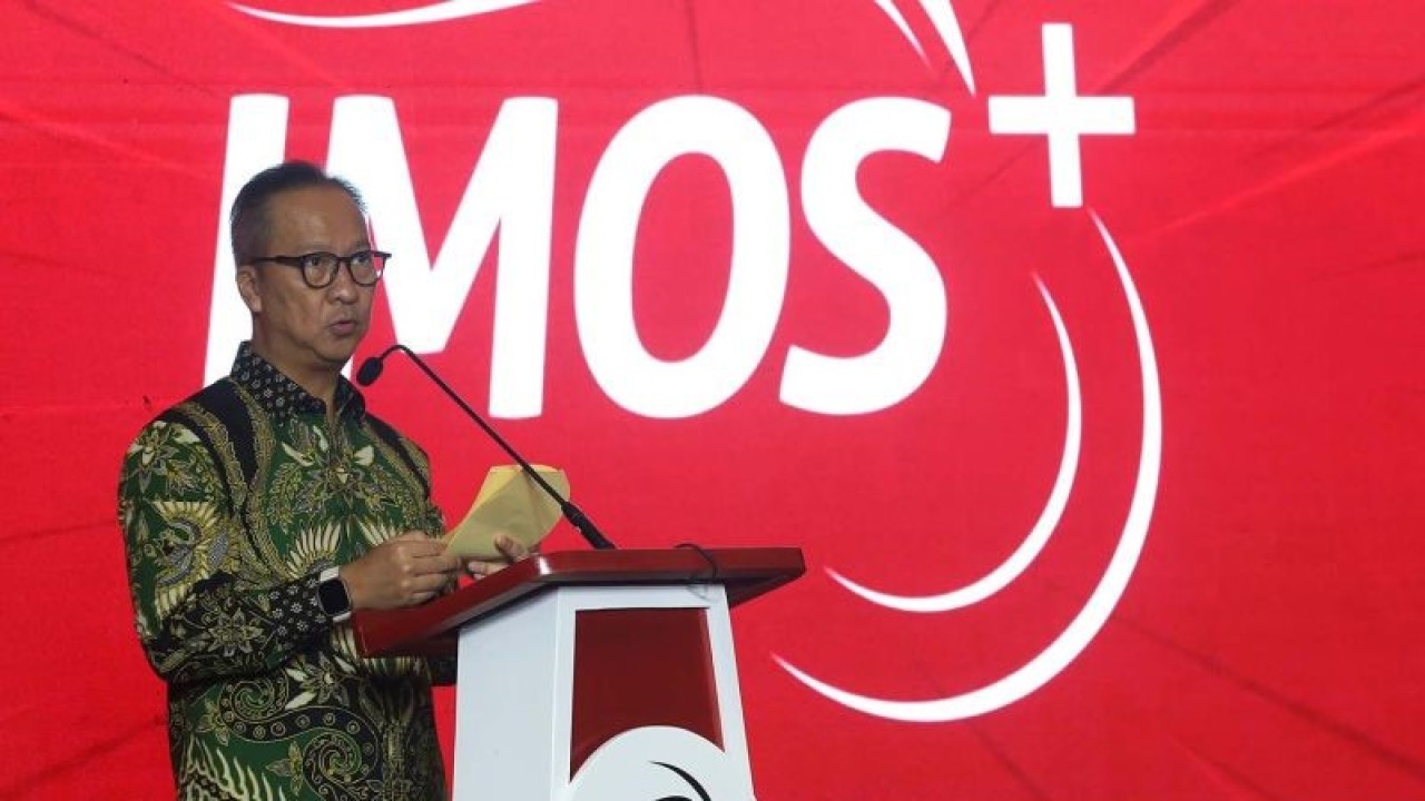 Menteri Perindustrian Agus Gumiwang memberikan sambutannya saat membuka pameran Indonesia Motorcycle Show (IMOS) 2023 di Indonesia Convention Exhibition (ICE) BSD, Serpong, Kabupaten Tangerang, Banten, Rabu (25/10/2023). Pameran sepeda motor itu digelar selama lima hari ke depan yang diikuti lebih dari 50 merek dari industri kendaraan bermotor baik ICE maupun listrik dan juga sektor pendukung (produk aftermarket). (ANTARA FOTO/Muhammad Iqbal)