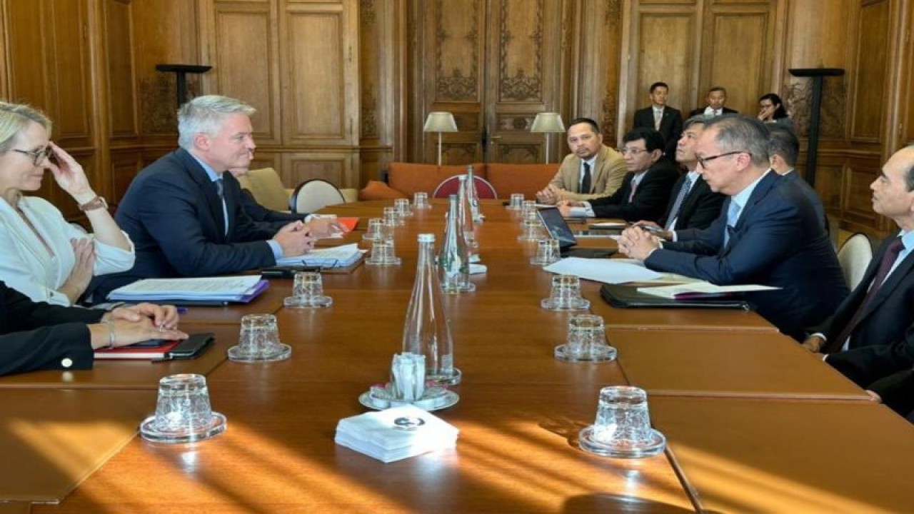 Menteri Perindustrian Agus Gumiwang Kartasasmita bersama Duta Besar RI untuk Prancis, Andorra, Monako, serta Delegasi Tetap Republik Indonesia untuk UNESCO Mohamad Oemar (kanan), didampingi Plt. Sekretaris Jenderal Putu Juli Ardika serta Direktur Jenderal Industri Logam, Mesin, Alat Transportasi, dan Elektronika Taufiek Bawazier melakukan pertemuan dengan Sekretaris Jenderal Organisation for Economic Cooperation and Development (OECD) Mathias Cormann di Paris, Prancis, Senin (2/10/2023). ANTARA/HO-Kementerian Perindustrian.