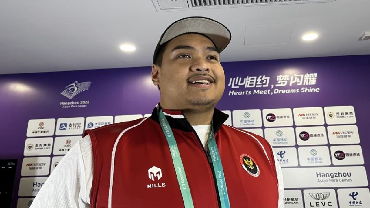 Menteri Pemuda dan Olahraga (Menpora) RI Dito Ariotedjo dalam sesi wawancara singkat dengan jurnalis di Xiaoshan Sports Centre Gymnasium, China, Selasa (24/10/2023). (ANTARA/Arnidhya Nur Zhafira)