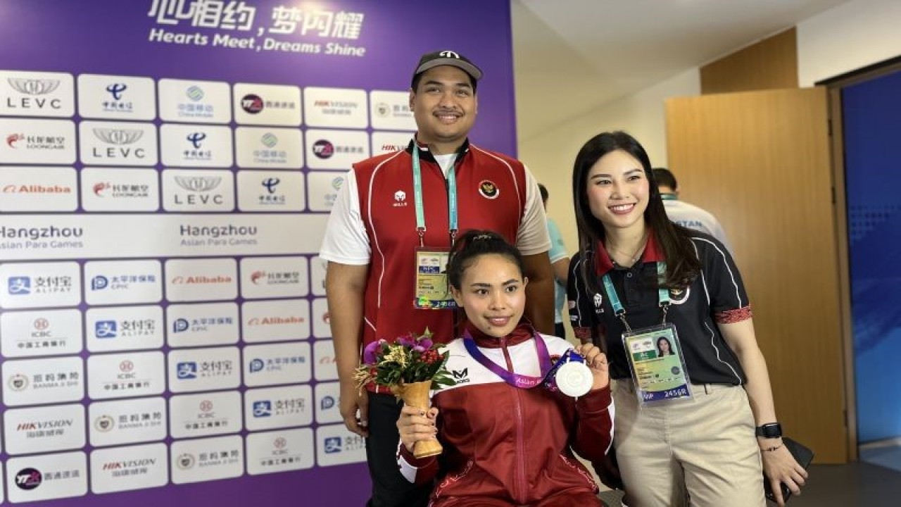 (Ki-ka) Menteri Pemuda dan Olahraga (Menpora) RI Dito Ariotedjo, atlet Para angkat berat Ni Nengah Widiasih, dan CdM Indonesia untuk Asian Para Games 2022 Hangzhou Angela Tanoesoedibjo berfoto usai prosesi pengalungan medali di Xiaoshan Sports Centre Gymnasium, China, Selasa (24/10/2023). (ANTARA/Arnidhya Nur Zhafira)