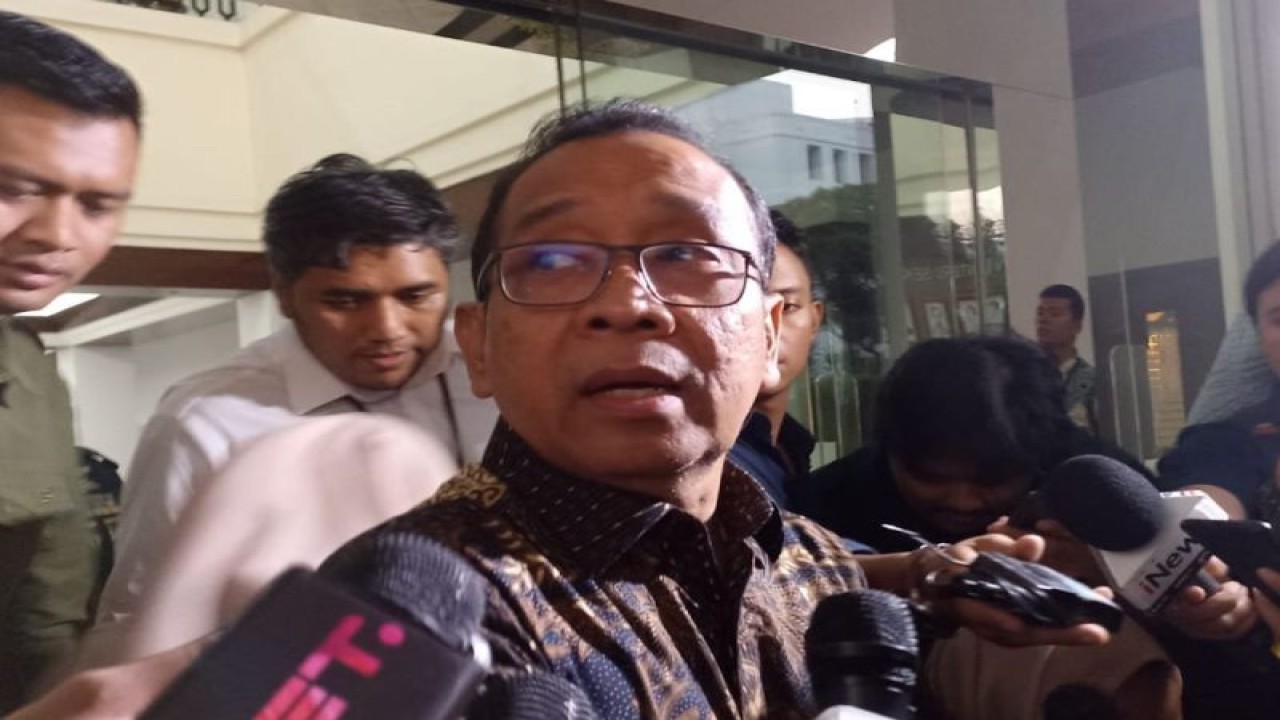 Mensesneg Pratikno memberikan pernyataan usai menerima Menteri Pertanian Syahrul Yasin Limpo di Kantor Kementerian Sekretariat Negara, Jakarta, Kamis (5/10/2023). (ANTARA/Indra Arief Pribadi)