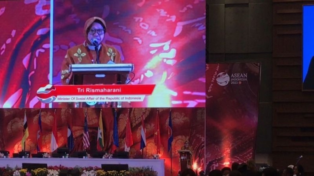Menteri Sosial Tri Rismaharini saat memberikan sambutan dalam Forum Tingkat Tinggi ASEAN tentang Pembangunan Inklusif Disabilitas dan Kemitraan Pasca Tahun 2025 atau The ASEAN High Level Forum (AHLF) on Enabling Disability-Inclusive Development and Partnership beyond 2025 di Makassar, Sulawesi Selatan, Selasa (10/10/2023). (Antara/Devi Nindy)