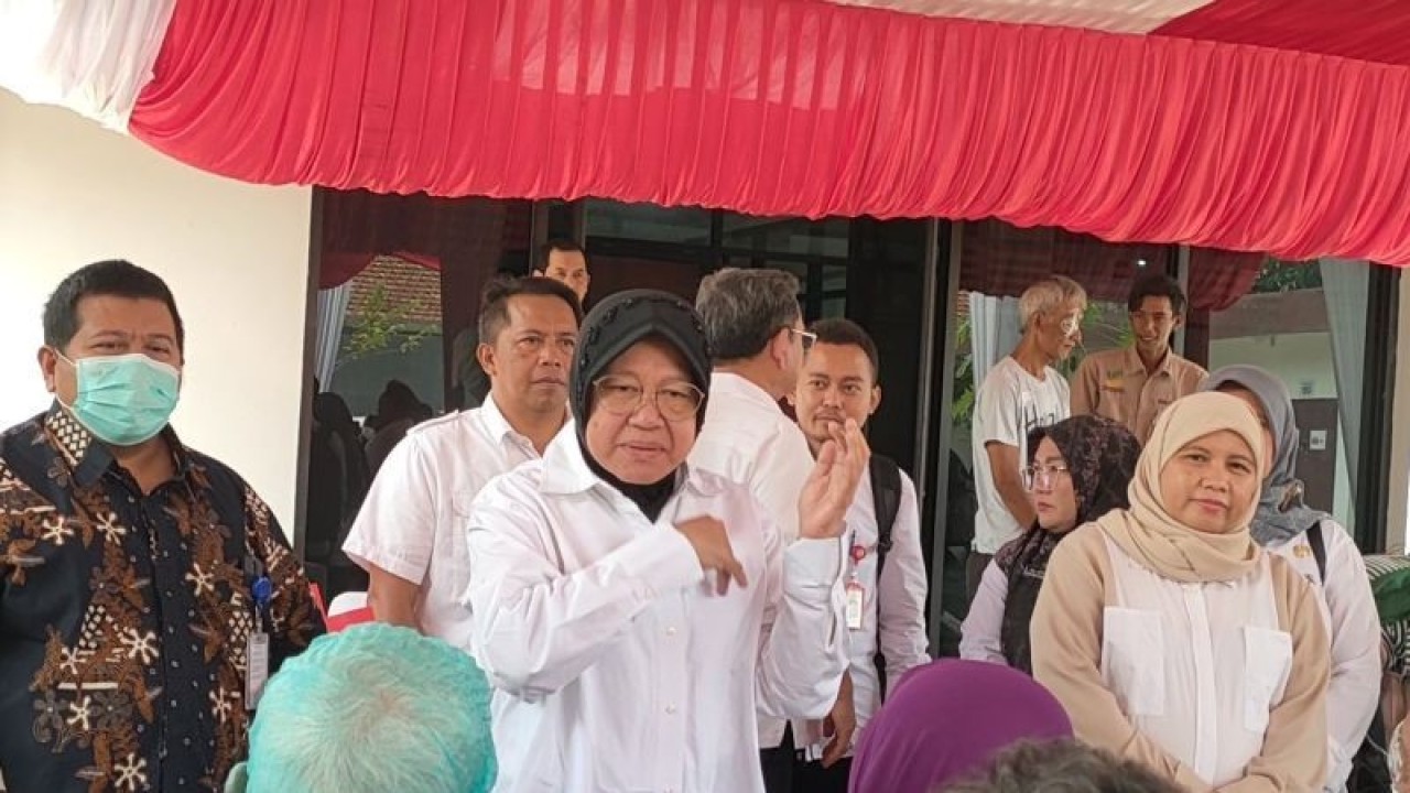 Mensos Tri Rismaharini didampingi Waki Ketua Komisi VIII DPR RI Diah Pitaloka saat menyapa pasien usai operasi katarak di Klinik Mata Hasri Ainun di Kota Bogor, Jawa Barat, Rabu (25/102023). (ANTARA/Linna Susanti)