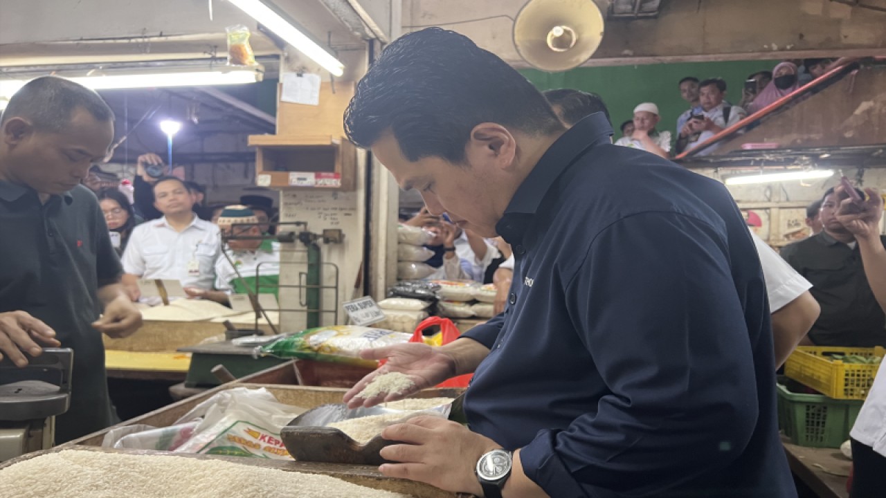 Menteri Badan Usaha Milik Negara (BUMN) Erick Thohir meninjau stok dan harga beras di Pasar Rawamangun, Jakarta Timur, Rabu (4/10/2023). ANTARA/Putu Indah Savitri