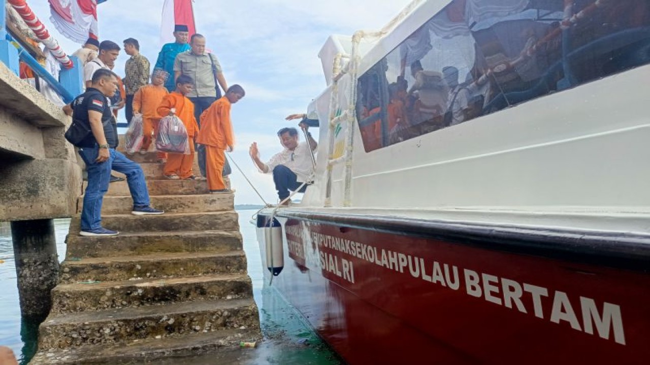 Anak-anak sekolah hendak menaiki kapal transportasi sekolah bantuan dari Kementerian Sosial di Pulau Bertam, Kota Batam, Provinsi Kepulauan Riau, Jumat (20/10/2023). (ANTARA/Yude)