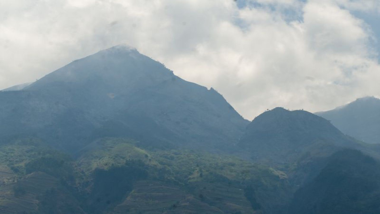 Kondisi terakhir Gunung Merbabu yang sudah tidak ada kepulan asap dan api terlihat di Jlarem, Gladagsari, Boyolali, Jawa Tengah, Senin (30/10/2023). ANTARA FOTO/Aloysous Jarot Nugroho/Spt. (ANTARA FOTO/Aloysius Jarot Nugroho)