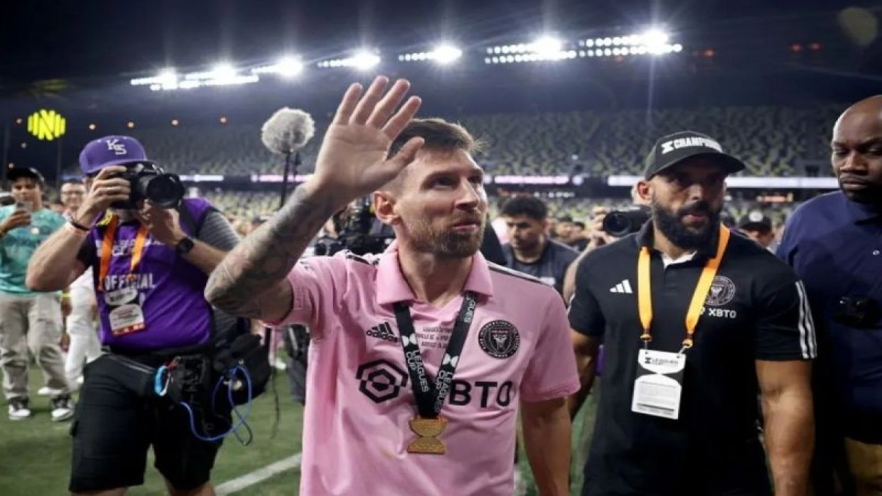 Arsip - Lionel Messi melambaikan tangan usai tim yang ia bela, Inter Miami, mengalahkan Nashville SC pada babak final Leagues Cup 2023 di Nashville, Tennessee, Amerika Serikat, Sabtu.ANTARA/AFP/TIM NWACHUKWU.