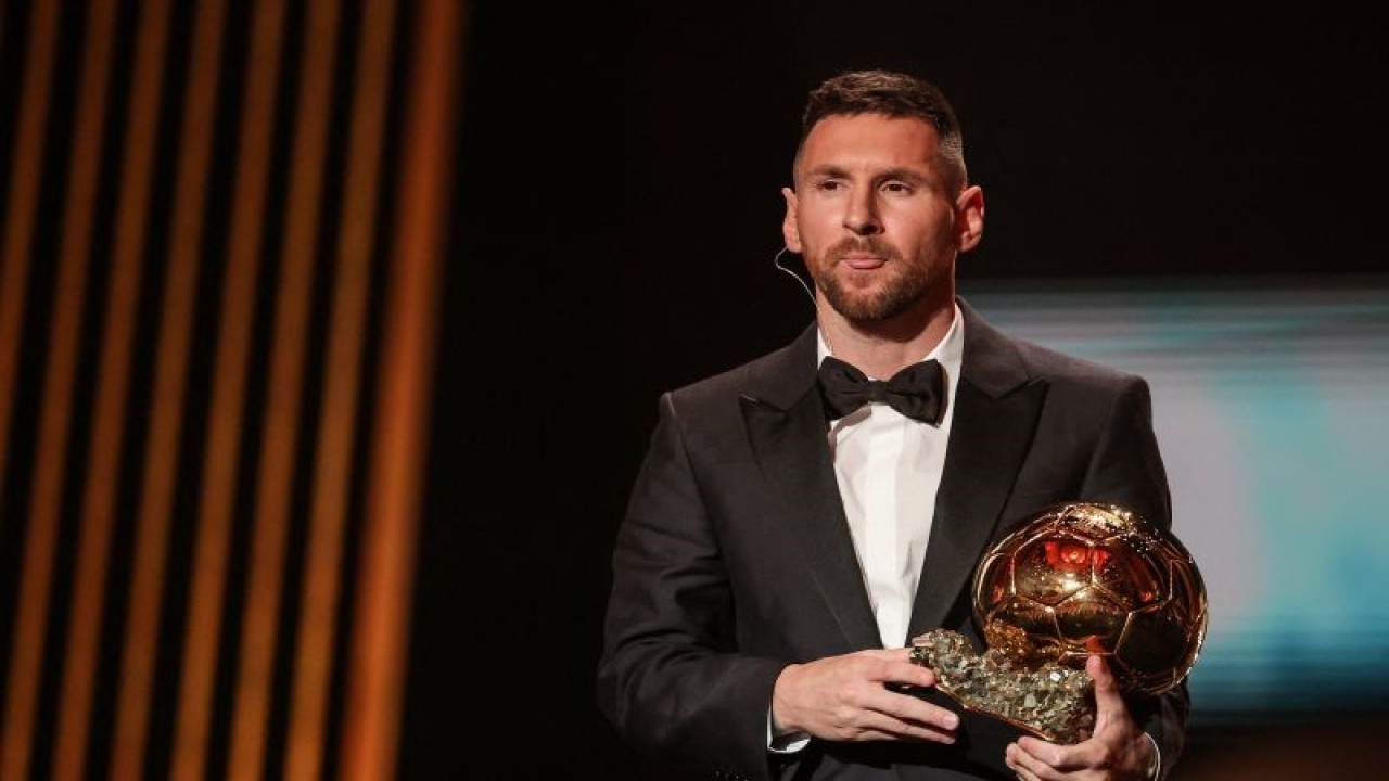 Pemain Inter Miami CF asal Argentina Lionel Messi menerima penghargaan Ballon d'Or kedelapannya pada upacara penghargaan di the Theatre du Chatelet, Paris, Prancis, Senin (30/10/2023). (ANTARA/AFP/FRANCK FIFE)