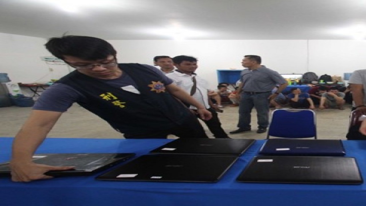 Kejahatan Dunia Maya Internasional Petugas Interpol Taiwan memperlihatkan barang bukti kejahatan dunia maya saat melakukan penangkapan bersama Polda Sumut di sebuah pergudangan kawasan Tanjung Morawa, Kabupaten Deli Serdang, Sumatera Utara, Selasa (16/5/2017). Polda Sumut bekerja sama dengan Interpol Taiwan menangkap 78 warga negara asing yang terdiri 54 warga Cina dan 24 warga Taiwan yang diduga melakukan kejahatan penipuan melalui internet (Cyber Crime) secara internasional di wilayah Indonesia. (ANTARA /Septianda Perdana)