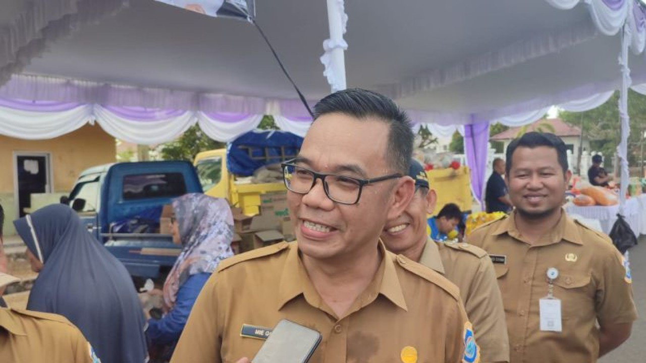 Sekretaris Daerah Kota Pangkalpinang Mie Go saat membuka OP beras di Bukit Dealova Pangkalpinang, Senin (9/10/2023). (ANTARA/HO-Aprionis)