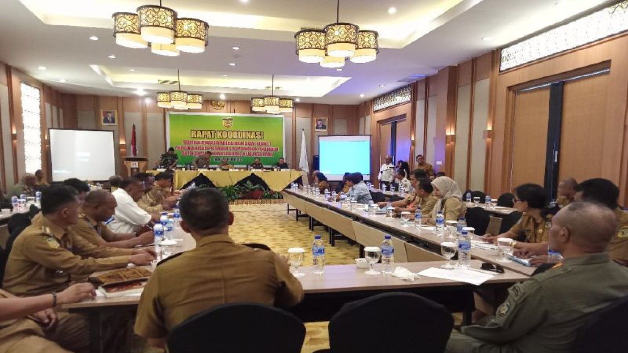 Pemerintah Kabupaten Mimika, Provinsi Papua Tengah menggelar rapat koordinasi guna melakukan penertiban serta pengawasan minuman beralkohol pada Selasa, 24/10. (ANTARA/Agustina Estevani Janggo)