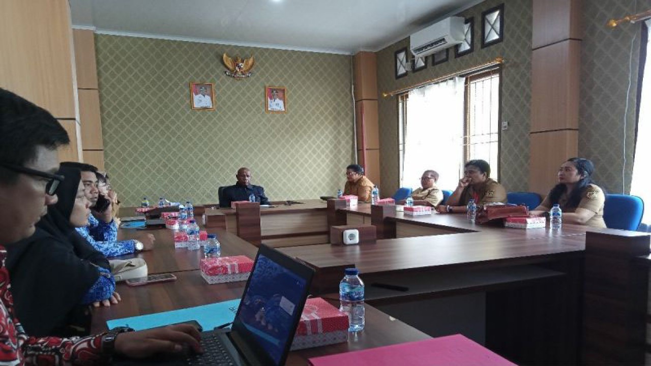 Dinas Pemberdayaan Perempuan Perlindungan Anak dan Pengendalian Penduduk Keluarga Berencana Kabupaten Mimika, Papua Tengah menggelar pendampingan penyusunan program bangga kencana dalam dokumen perencanaan daerah dan penyusunan Grand Design Pembangunan Kependudukan (GDPK) lima pilar, pada Senin 30/10/2023 di Aula Kantor Bappeda Mimika. (ANTARA/Agustina Estevani Janggo)