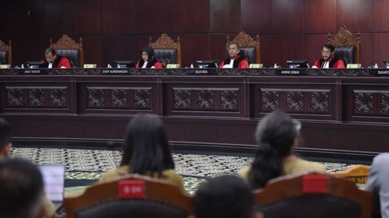 Ketua Mahkamah Konstitusi Anwar Usman (kanan) bersama tiga Hakim Konstitusi Saldi Isra (kedua kanan), Enny Nurbaningsih (kedua kiri), dan Arief Hidayat (kiri) bersiap memimpin sidang permohonan uji materiil Pasal 169 huruf q Undang-Undang (UU) Nomor 7 Tahun 2017 tentang Pemilu yang mengatur batas usia minimal calon presiden (capres) dan calon wakil presiden (cawapres) di Jakarta, Senin (16/10/2023). ANTARA FOTO/Akbar Nugroho Gumay/tom/am.