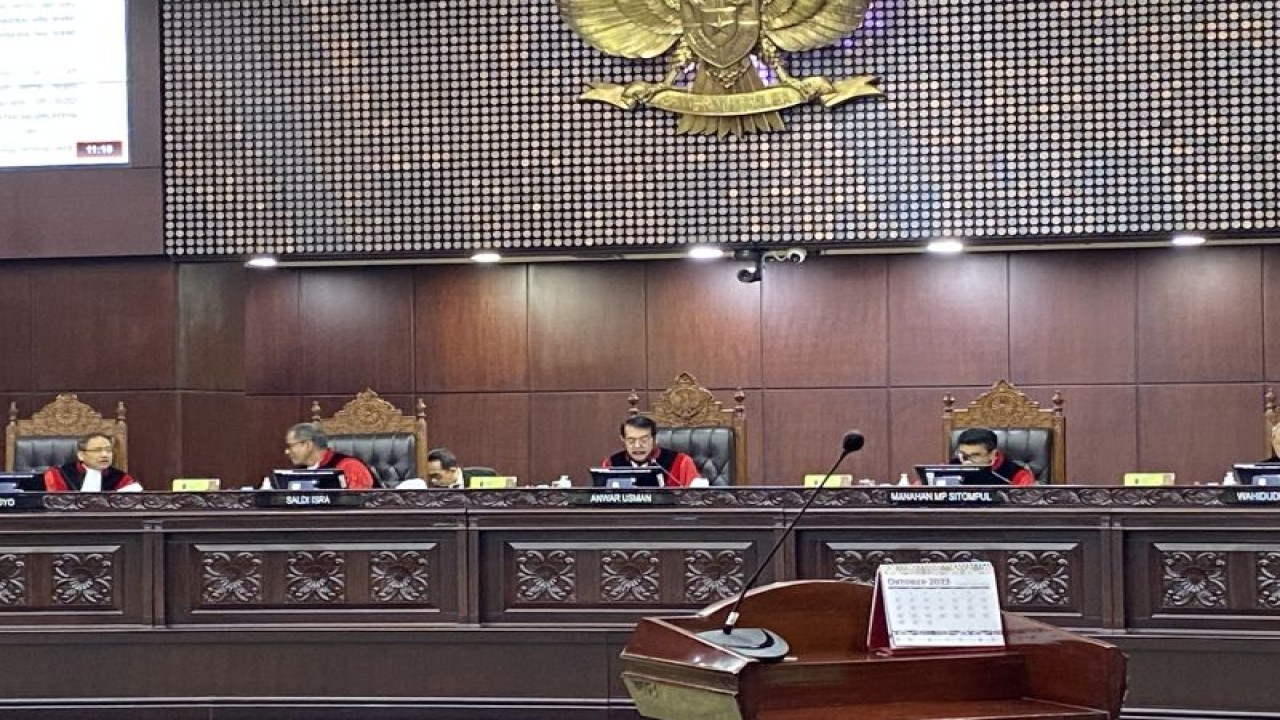 Sidang Pengucapan Putusan/Ketetapan di Gedung Mahkamah Konstitusi, Jakarta, Senin (23/10/2023). Mahkamah Konstitusi tidak menerima semua gugatan uji materi pasal 169 huruf q UU Nomor 7/2017 tentang Pemilihan Umum Pemilu berkaitan dengan batas usia maksimal calon presiden dan calon wakil presiden. ANTARA/Fath P Mulya