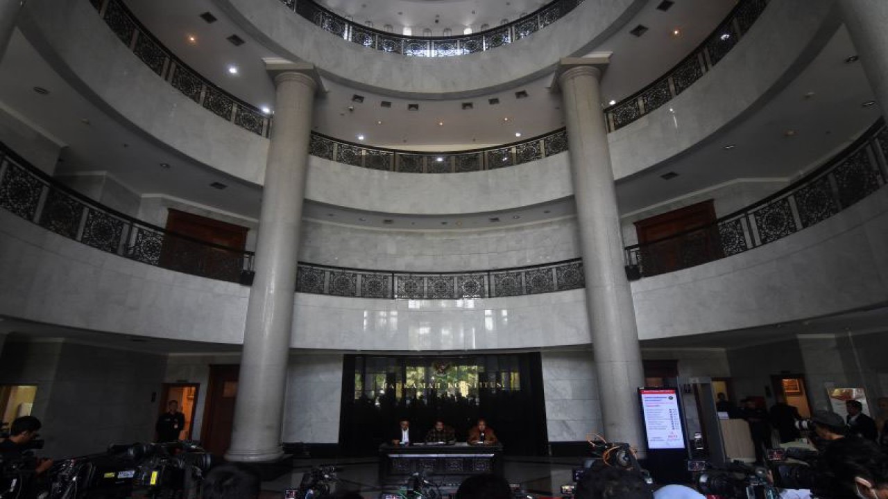 Ketua Mahkamah Konstitusi Anwar Usman (tengah) didampingi Hakim Konstitusi Enny Nurbaningsih (kanan) dan Juru Bicara MK Fajar Laksono (kiri) memberikan keterangan pers terkait dugaan pelanggaran etik dalam putusan batasan usia capres dan cawapres di Gedung Mahkamah Konstitusi, Jakarta, Senin (23/10/2023). (ANTARA FOTO/Indrianto Eko Suwarso/rwa)