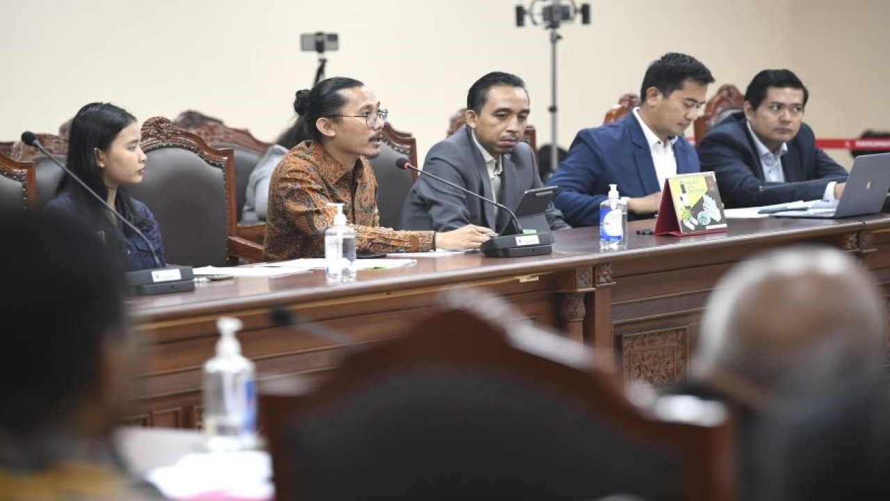 Sejumlah pihak pelapor mengikuti jalannya rapat perdana Majelis Kehormatan Mahkamah Konstitusi (MKMK) di Gedung II Mahkamah Konstitusi (MK), klarifikasi , Kamis (26/10/2023). . ANTARA FOTO/M Risyal Hidayat/nym (ANTARA FOTO/M RISYAL HIDAYAT)