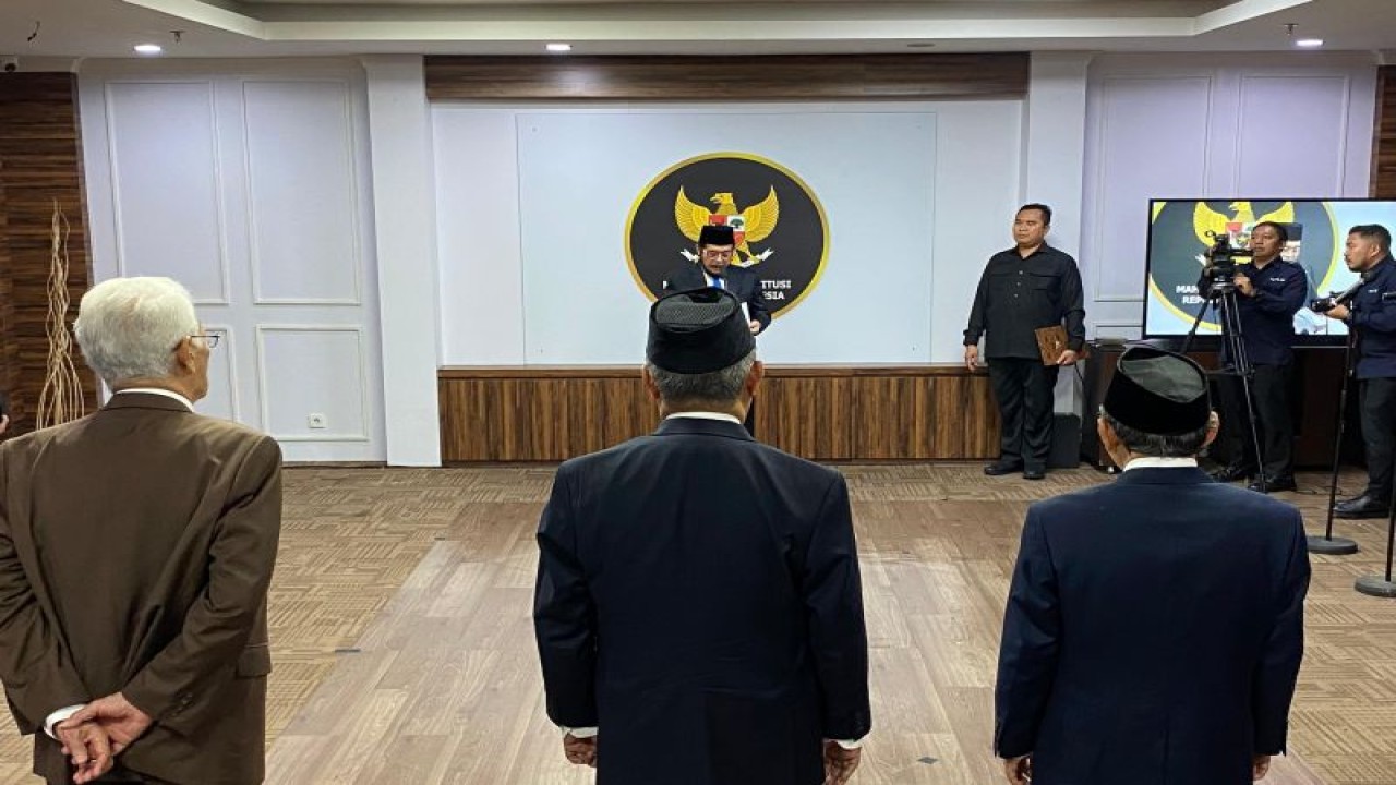 Pelantikan tiga anggota Majelis Kehormatan Mahkamah Konstitusi (MKMK) untuk menindaklanjuti laporan masyarakat terkait dugaan pelanggaran kode etik hakim konstitusi dalam Putusan Perkara Nomor 90/PUU-XXI/2023, yakni terkait batas usia calon presiden dan calon wakil presiden, di Aula Gedung II MK, Jakarta, Selasa (24/10/2023). (ANTARA/Fath Putra Mulya)