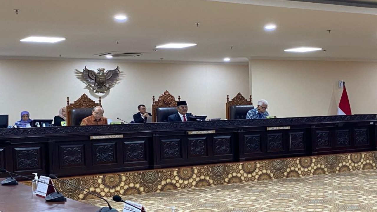 Ketua MKMK Jimly Asshiddiqie (tengah) dalam rapat klarifikasi pelapor dugaan pelanggaran kode etik hakim konstitusi dalam Putusan Perkara Nomor 90/PUU-XXI/2023 di Gedung II MK, Jakarta, Kamis (26/10/2023). (ANTARA/Fath Putra Mulya)