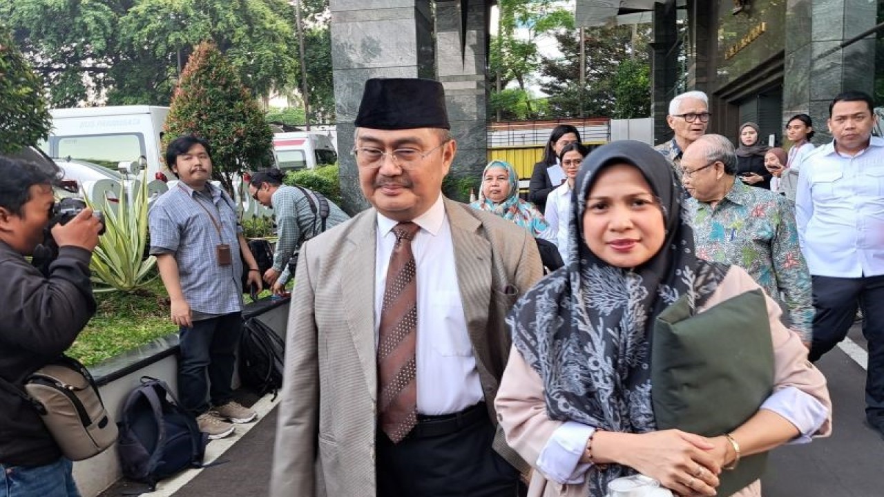 Ketua MKMK Jimly Asshiddiqie (kiri) tiba di Gedung MK sebelum pertemuan tertutup dengan sembilan hakim konstitusi di Gedung MK, Jakarta, Senin, (30/10/2023). (ANTARA/Rivan Awal Lingga)