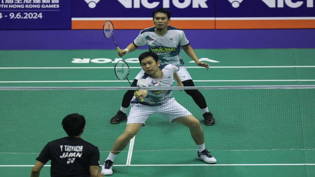Ganda putra Hendra Setiawan/Mohammad Ahsan mengalahkan pasangan Keiichiro Matsui/Yoshinori Takeuchi (Jepang) dengan skor 22-20, 21-16 pada babak perempat final Hong Kong Open 2023 di Kowloon, Jumat. (ANTARA/HO-PP PBSI)