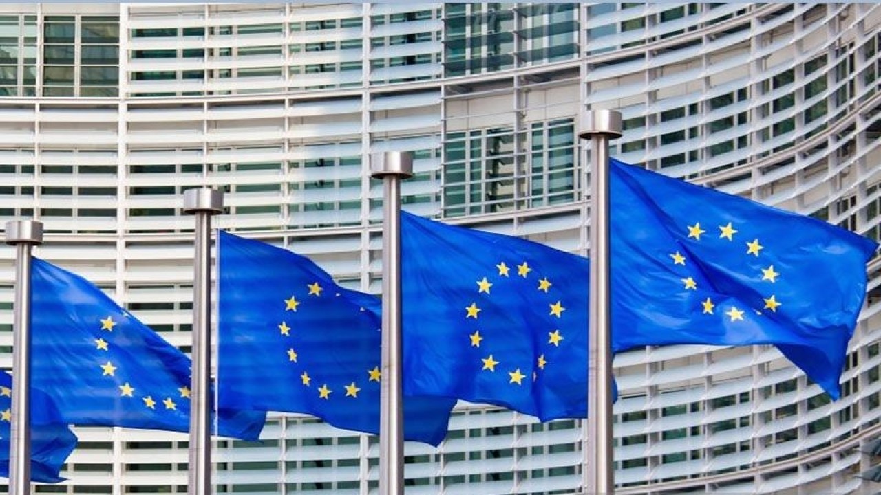 Ilustrasi - Bendera Uni Eropa di depan gedung Markas Komisi Eropa di Brussels, Belgia, Eropa. ANTARA/Shutterstock/pri.