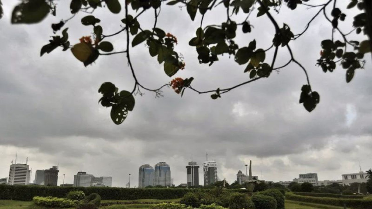 Ilustrasi - Cuaca berawan di kawasan Monumen Nasional (Monas) Jakarta. ANTARA/Yudhi Mahatma/ama/aa.