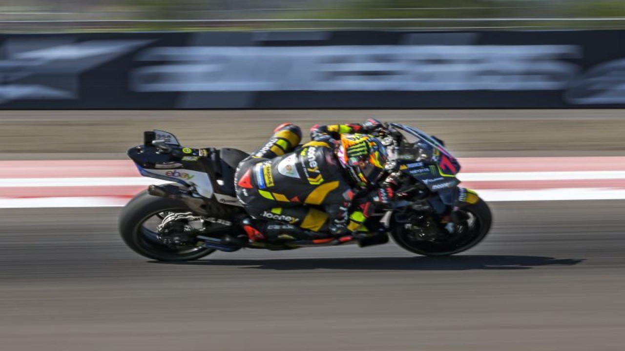 Pembalap Mooney VR46 Racing Team Marco Bezzecchi memacu motornya saat sprint race MotoGP Mandalika 2023 di Pertamina Mandalika International Street Circuit, Lombok Tengah, NTB, Sabtu (14/10/2023). ANTARA FOTO/Ahmad Subaidi/hp. (ANTARA FOTO/AHMAD SUBAIDI)