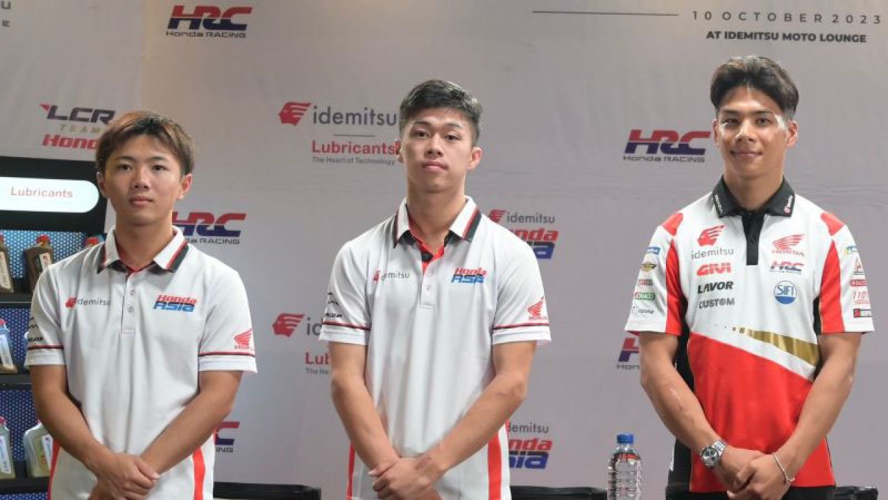 Pembalap Moto3 Taiyo Furusato (kiri), pembalap Moto2 Ai Ogura (tengah), dan pembalap MotoGP Takaaki Nakagami (kanan) berpose pada acara Meet and Greet Idemitsu Riders di Jakarta Selatan, Selasa (10/10/2023) (ANTARA/HO/Idemitsu)