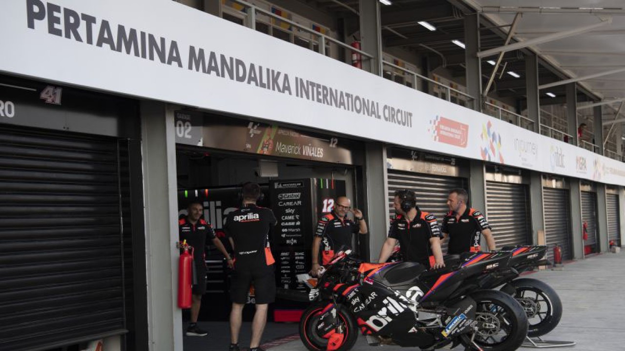 Kru Aprilia Racing mengecek motor pembalapnya Maverick Vinales jelang balapan MotoGP 2023 di Pertamina Mandalika International Street Circuit, Lombok Tengah, NTB, Kamis (12/10/2023). MotoGP seri ke-16 di Mandalika diikuti 22 pembalap dari 11 tim berlangsung pada 13-15 Oktober 2023. ANTARA FOTO/Wahyu Putro A/Spt. (ANTARA FOTO/WAHYU PUTRO A)