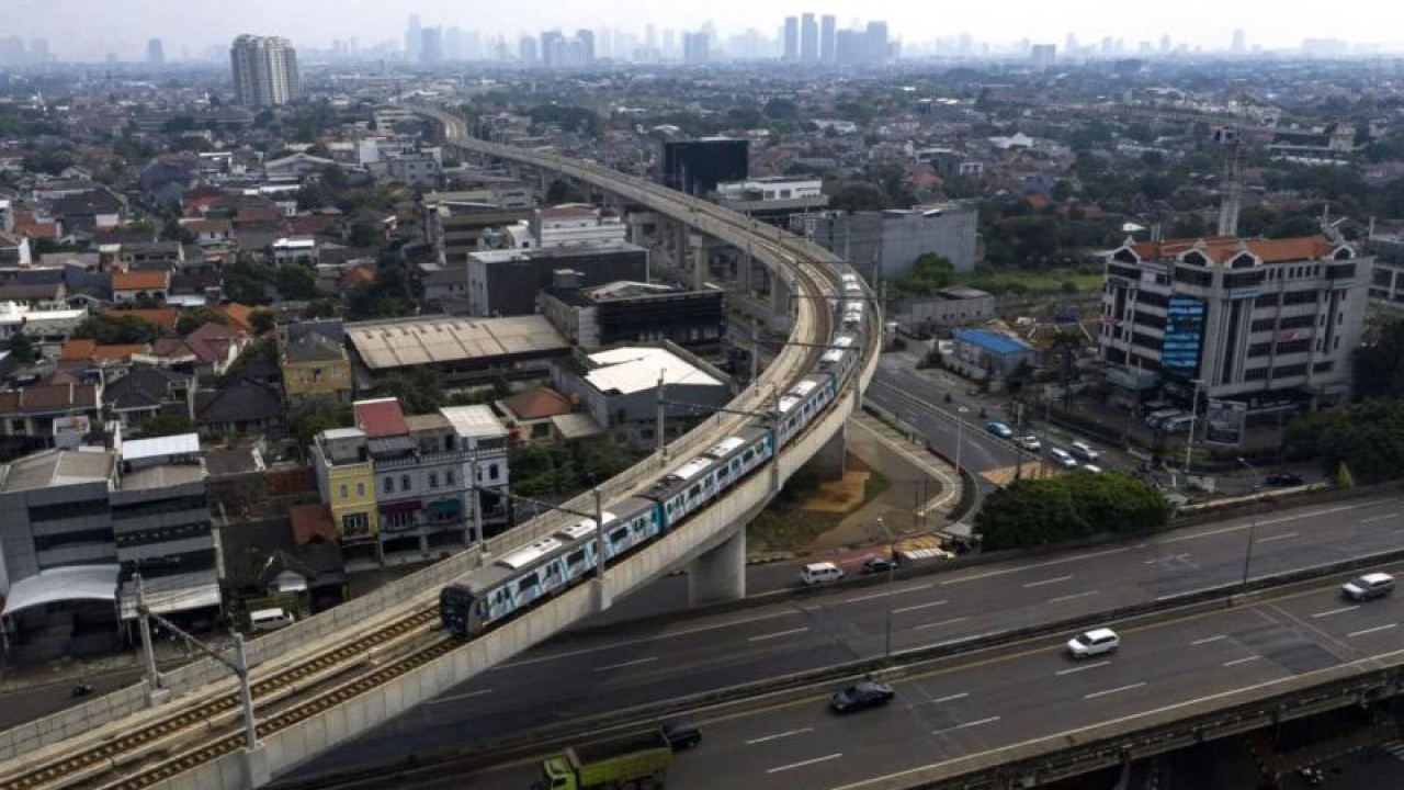 Arsip Foto - Rangkaian kereta MRT dan sejumlah kendaraan melintas di kawasan Fatmawati, Jakarta Selatan, Jumat (10/4/2020). ANTARA FOTO/Sigid Kurniawan/pras.