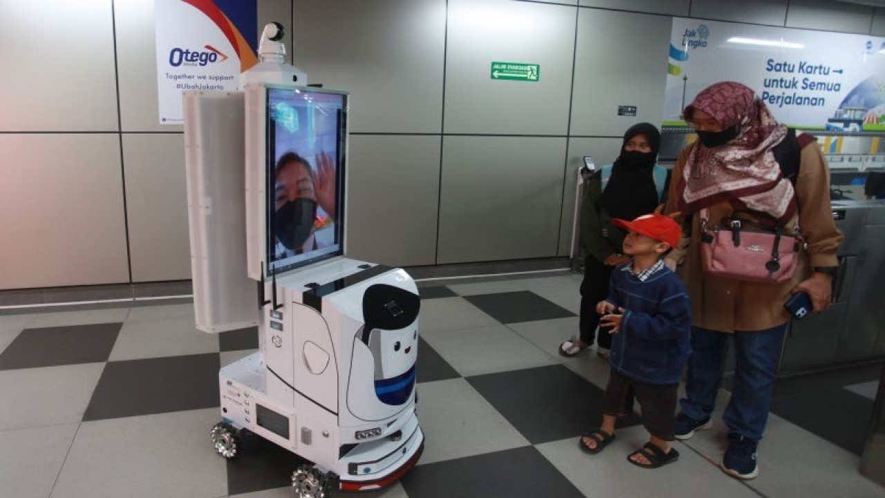 Pengunjung berinteraksi dengan robot pintar ROPI di Stasiun Moda Raya Transportasi (MRT) Lebak Bulus, Jakarta, Jumat (30/12/2022). ANTARA FOTO/Reno Esnir/rwa.