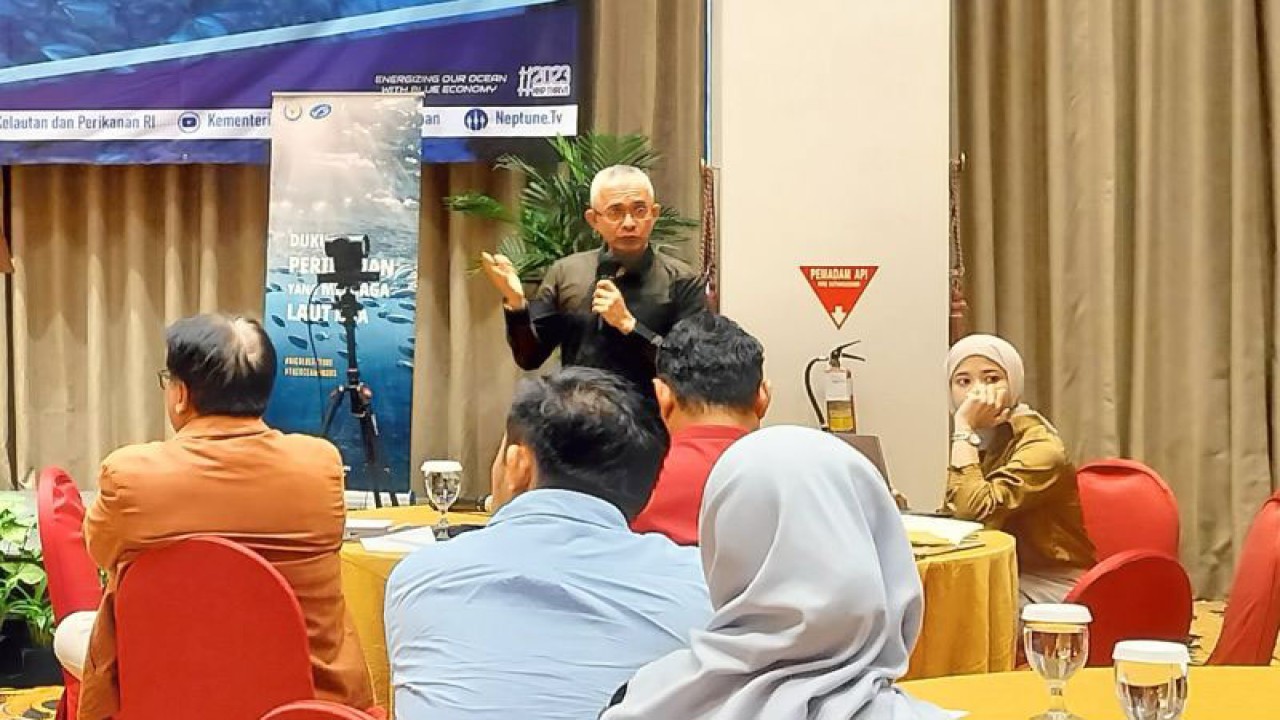 Direktur Program MSC Indonesia Hirmen Sofyanto dalam pertemuan pemasok dan pembeli produk seafood pada peringatan Hari Ikan Nasional (Harkannas) ke-10 tahun 2023 di Jakarta Pusat, Selasa (24/10/2023). (ANTARA/M Fikri Setiawan)