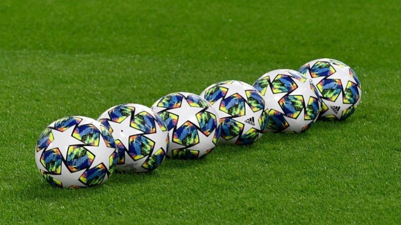 Deretan bola resmi Liga Champions 2019/20 yang akan dipakai dalam salah satu pertandingan kompetisi antarklub Eropa paling bergengsi tersebut. (ANTARA/AFP/John MacDougall)