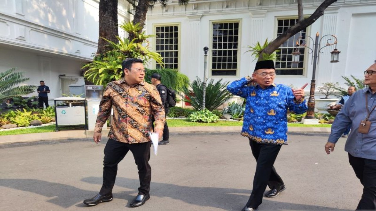Menko PMK Muhadjir Effendy usai mengikuti rapat terbatas di Istana Kepresidenan Jakarta, Selasa (3/10/2023). ANTARA/Mentari Dwi Gayati