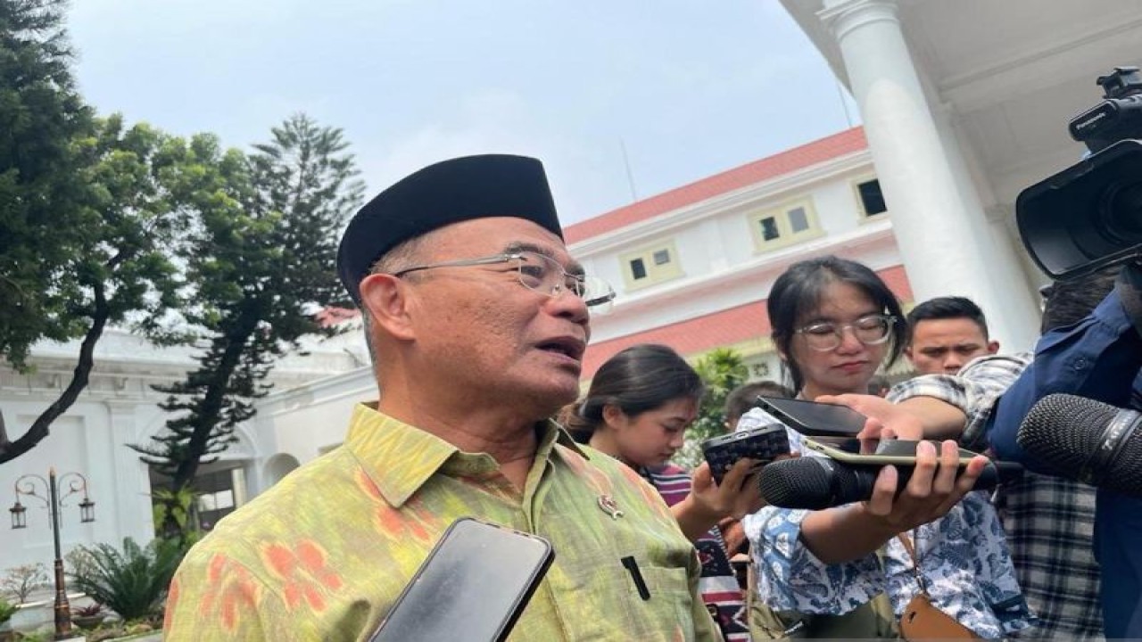 Menteri Koordinator Pembangunan Manusia dan Kebudayaan (Menko PMK) Muhadjir Effendy memberikan pernyataan di Kompleks Istana Kepresidenan, Jakarta, Jumat (6/10/2023). (ANTARA/Yashinta Difa)