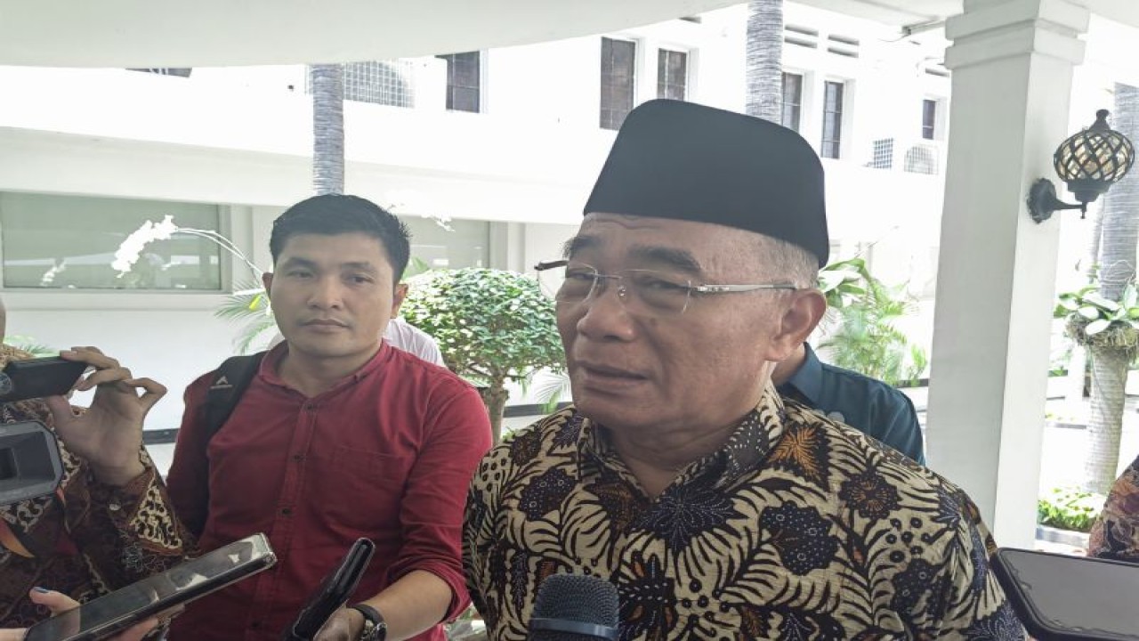 Menteri Koordinator Bidang Pembangunan Manusia dan Kebudayaan (Menko PMK) Muhadjir Effendy di Gedung Kemenko PMK, Jakarta, Selasa (31/10/2023). (ANTARA/Asep Firmansyah)