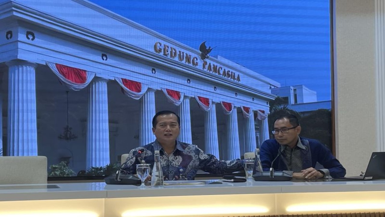 Juru Bicara Kementerian Luar Negeri Lalu Muhamad Iqbal (kiri) menyampaikan keterangan pers di Jakarta pada Jumat (13/10/2023). (ANTARA/Yashinta Difa)