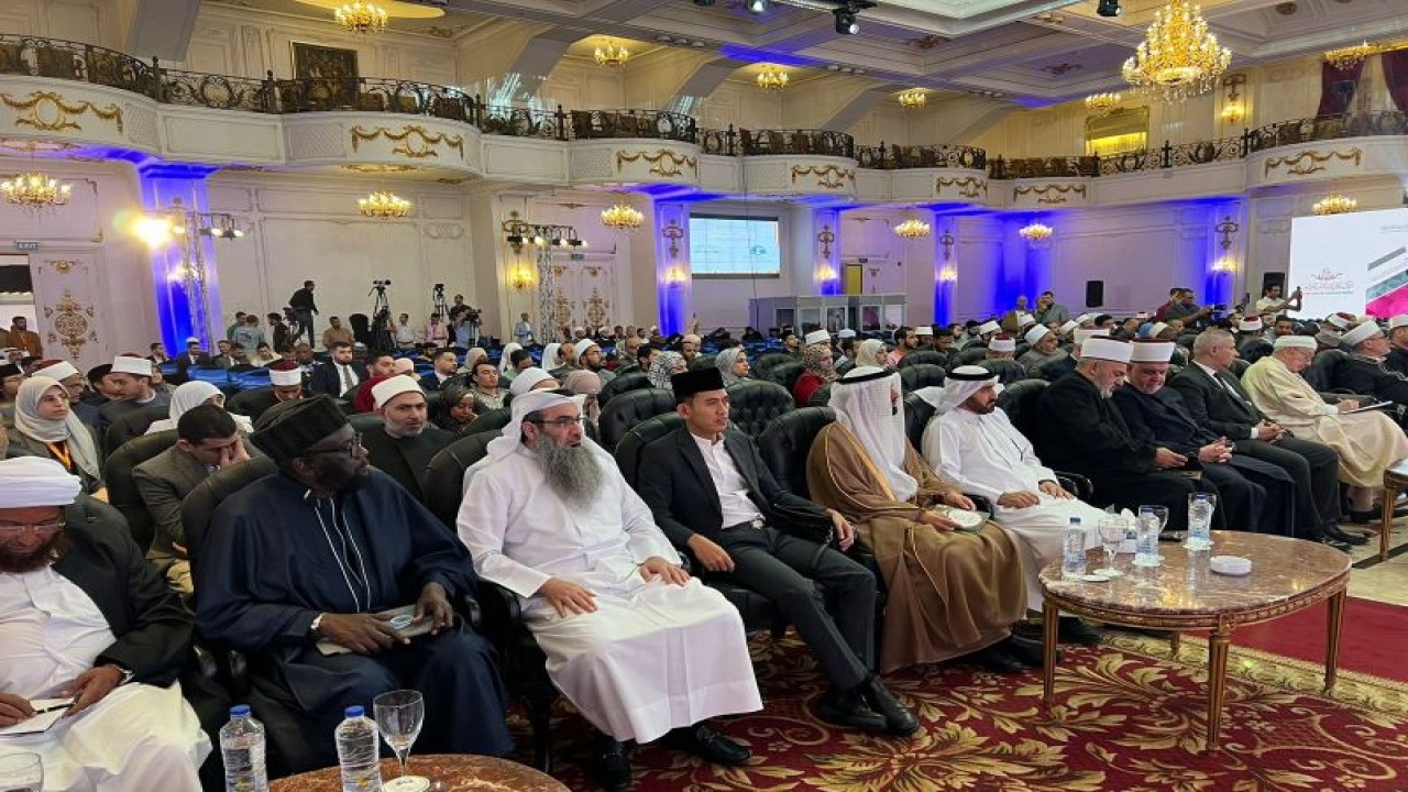 Ketua MUI Bidang Fatwa Asrorun Niam Sholeh (tengah) saat menghadiri muktamar lembaga fatwa dunia di Kairo, Mesir. (ANTARA/HO-MUI)